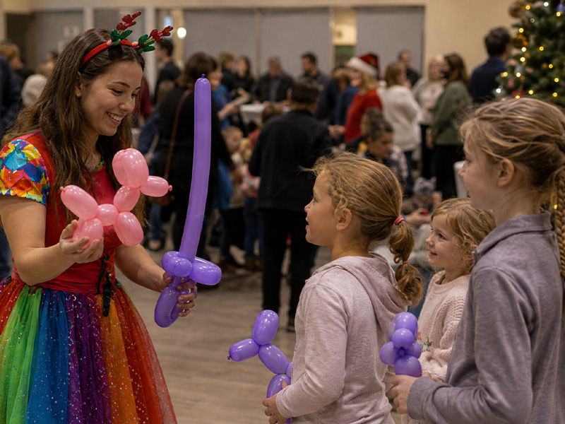 Lufihajtogatás céges Mikulás rendezvényen gyerekeknek karácsonyi hangulatban